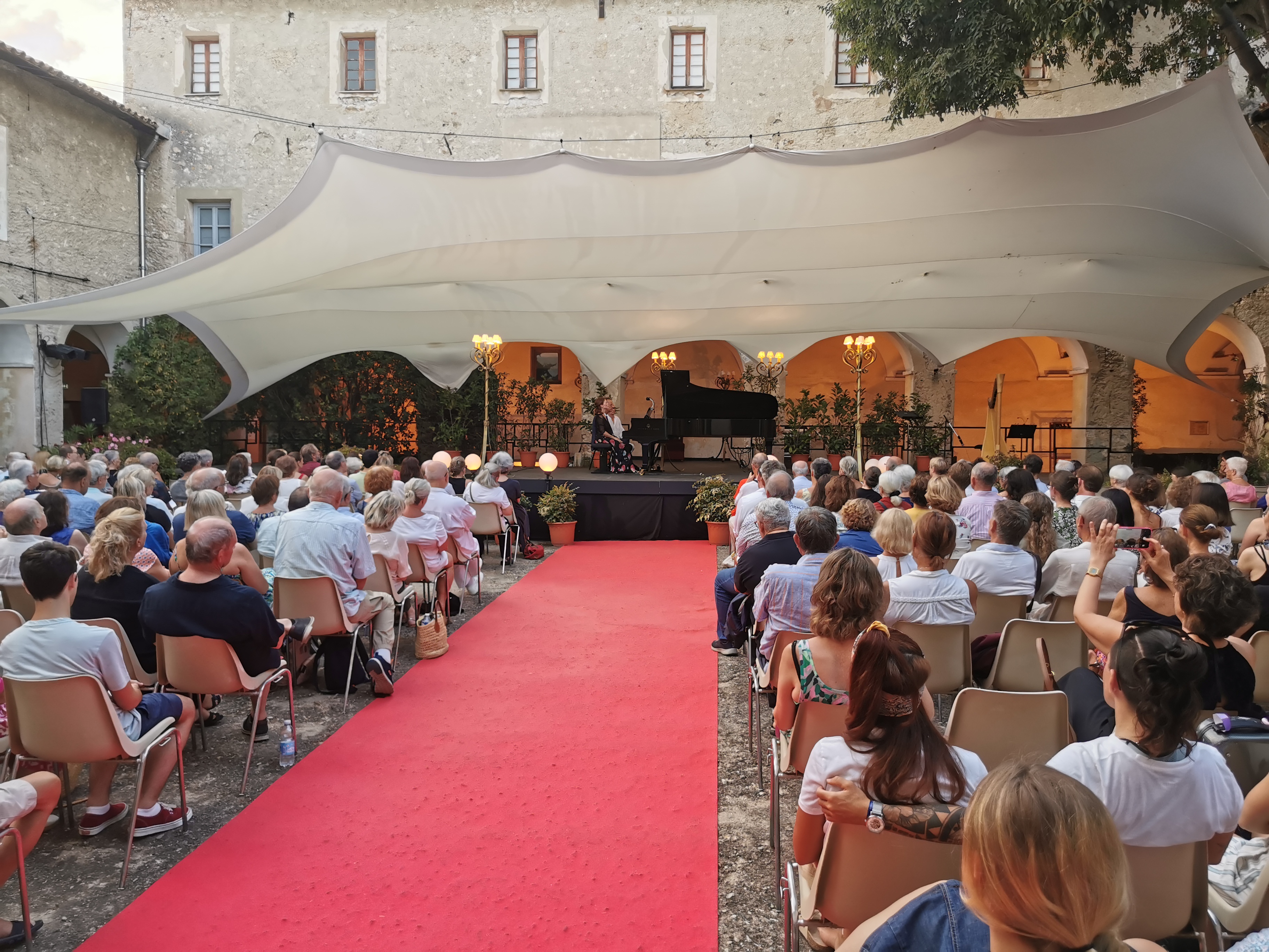 SCENE CLOITRE TAPIS ROUGE IMG_20240807_200744.jpg